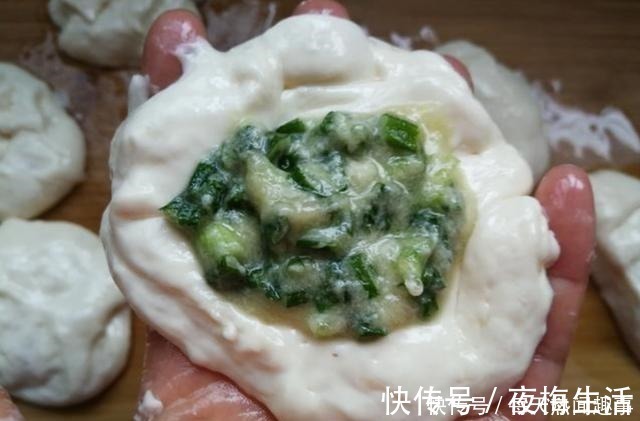 烫面|葱油饼新做法，不用揉面，不用烫面，外酥里嫩，放凉了也不会硬