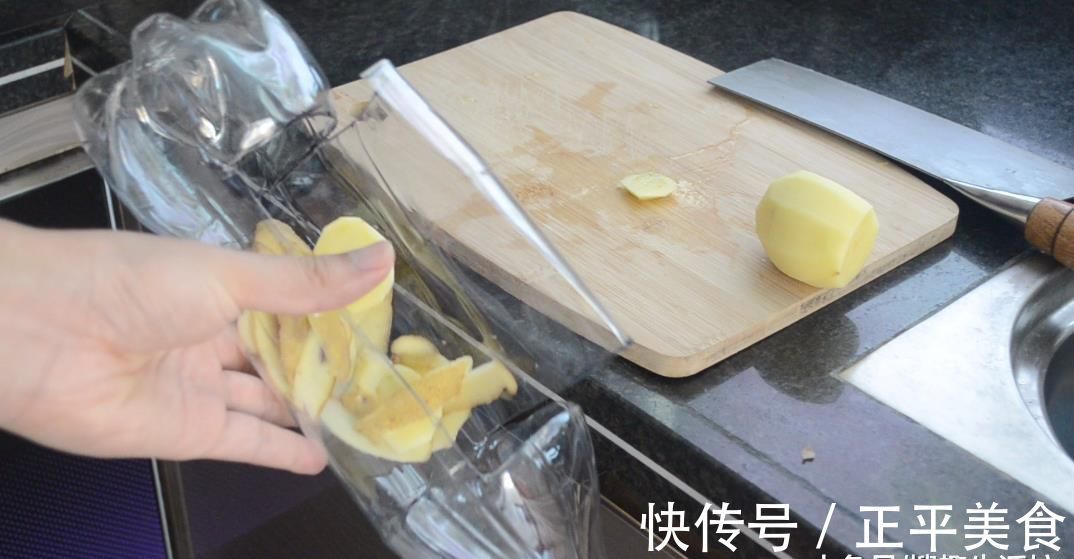 大号塑料瓶别扔了, 剪一刀, 放在厨房里太实用了, 看到的人都夸好