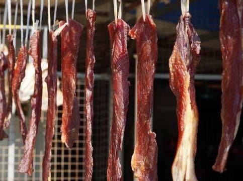 腌腊肉时,不要只会放盐,多加2种香料,腊肉更香,更易存放