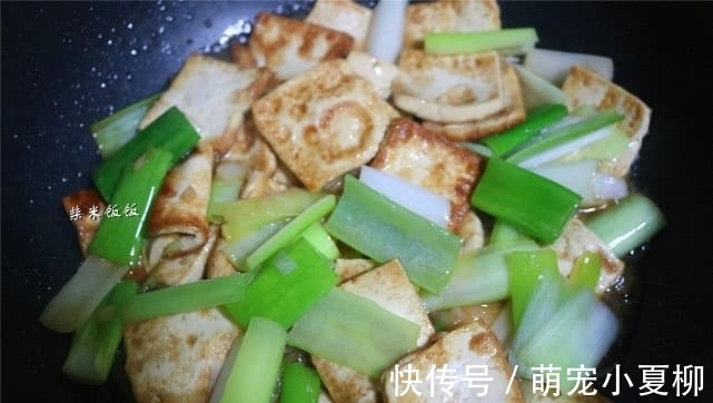 大葱|这两种食材是绝配，一香一鲜，简单一炒，比肉还好吃