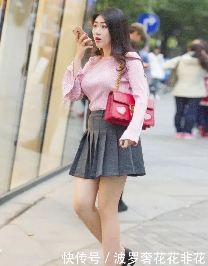 字裙 相较于“A字裙”,百褶裙却占尽了优势,成为大家口中的香饽饽!