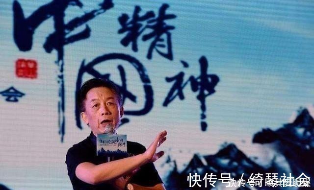 百家讲坛!易中天骂乾隆后,被清朝后人告上法庭?网友:我也骂了,告我吧