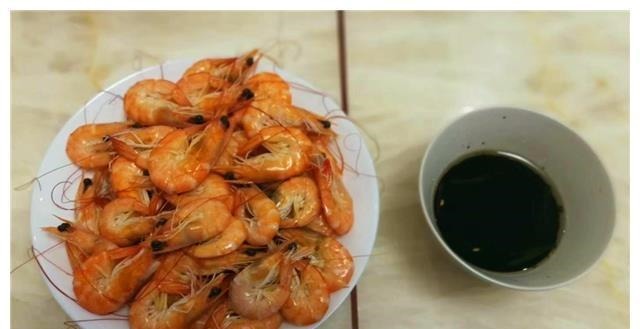 我请闺蜜来家做客,老公特意下厨做了一桌菜,饭后闺蜜夸我好福气