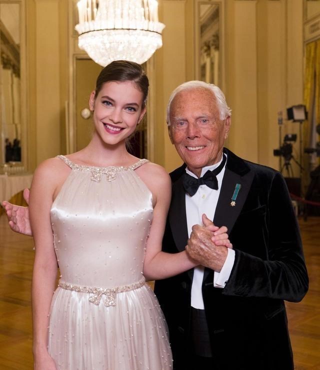 薄纱|匈牙利超模芭芭拉穿珠光礼服挺仙气, 蝴蝶结增添少女气息, 好闪亮