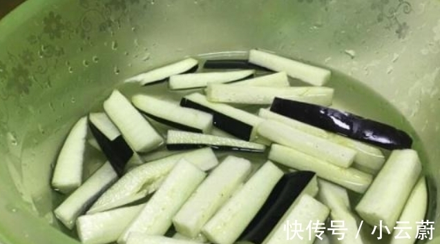 炒茄子|炒茄子时，万万不可直接下锅，多加一步，茄子不吸油还特别香