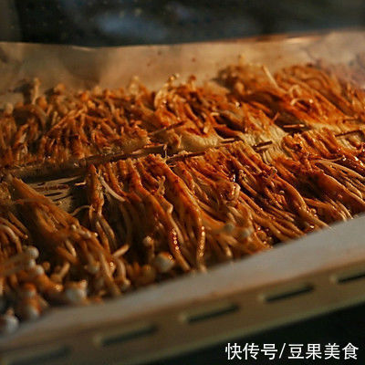 #暖冬酱在手，嗨吃部队锅#辣烤金针菇