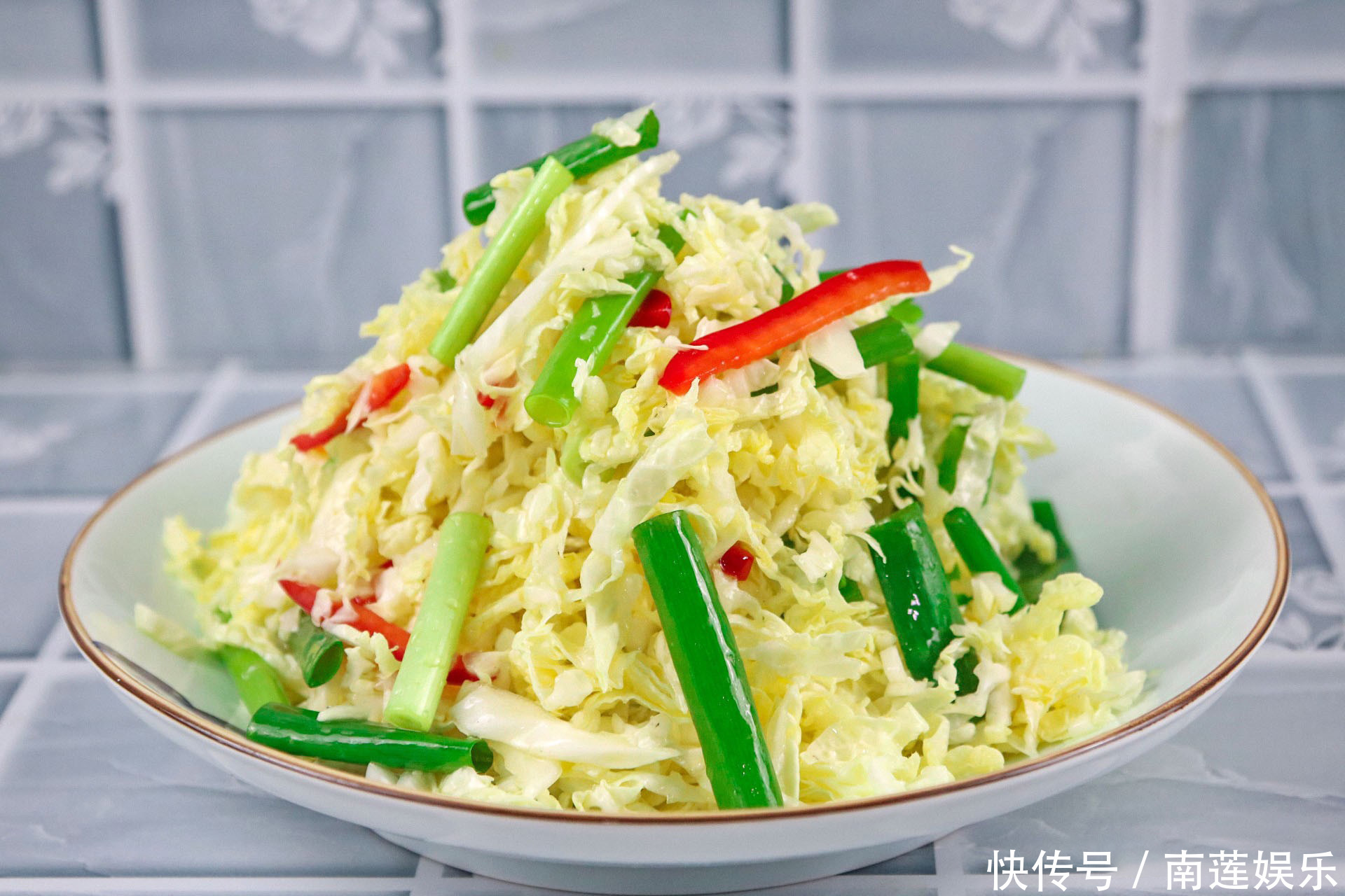 大厨教你“凉拌白菜心”做法,清脆爽口,酸爽开胃,非常适合下酒