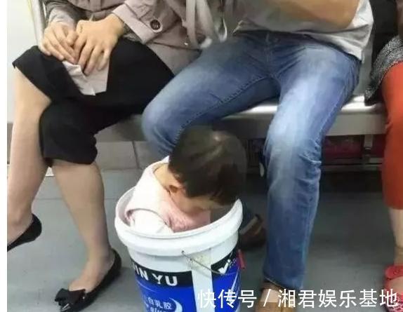 外甥|小舅贪玩带娃走红,竟把宝宝挂门上,网友同情小外甥!