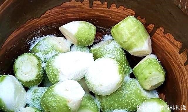 芥菜腌制有诀窍,放油放糖都不对,教你酸脆做法,下饭解馋