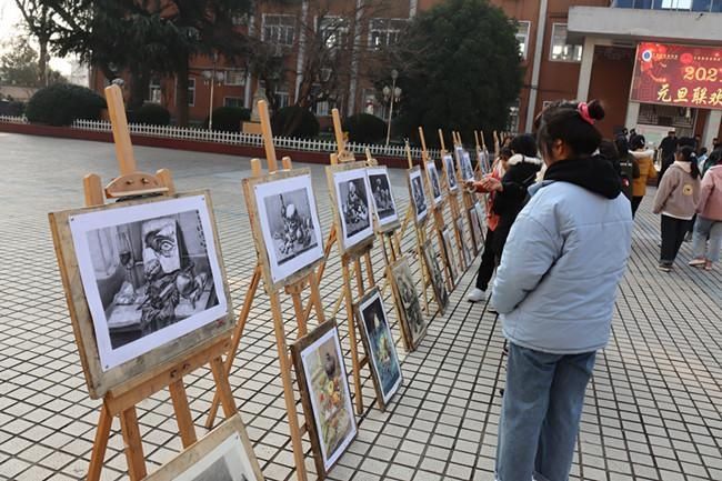 六安市张店中学举行庆元旦师生书画作品展