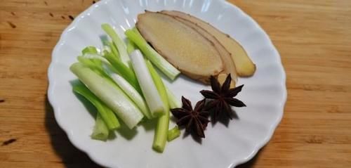  李子柒教做“咸蛋黄猪肝”，意外曝光真实厨艺，网友：早该料到！