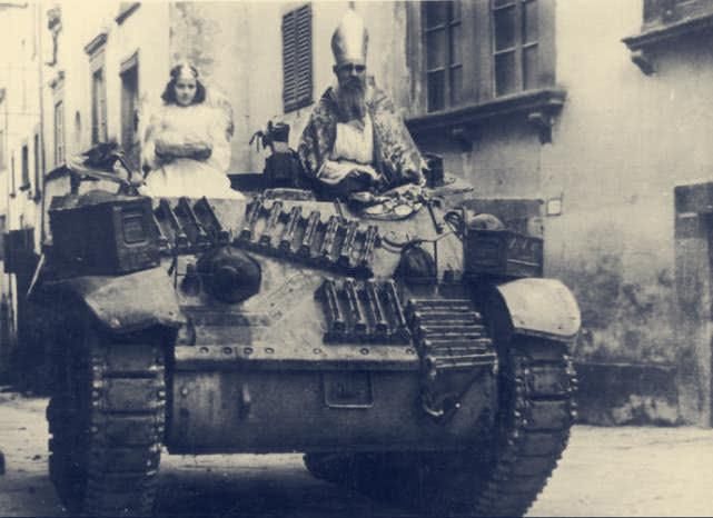 看着|历史上过目难忘瞬间：藏进苏联坦克里的德军，孤独的看着战俘玩扑克牌的美军