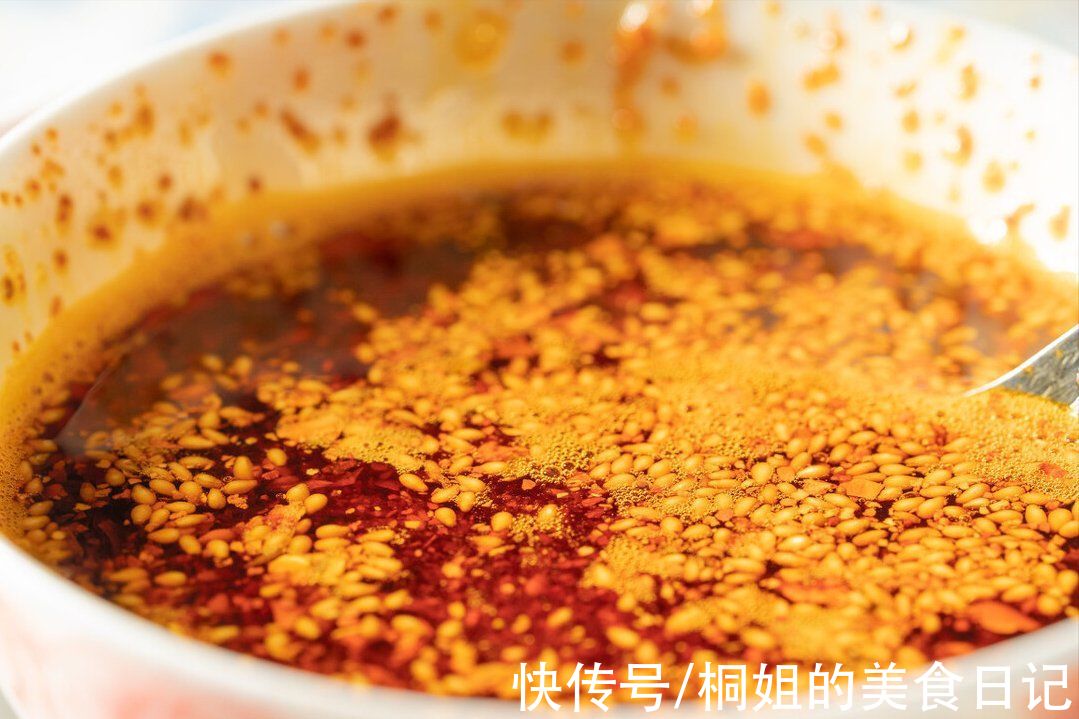 做辣椒油，直接淋热油是错的，大厨教你这样做，又辣又香又入味