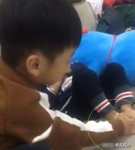 妈妈|哥哥霸占零食,弟弟智取笑喷妈妈,网友:终于找到二宝聪明原因