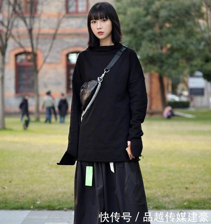 漂亮|街拍:好漂亮的小姐姐,身穿一字肩小款上衣,美极了!