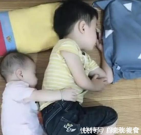 二胎时代|哥哥和妹妹在睡觉，妈妈掀开被子，看到的画面好暖心，二胎生对了
