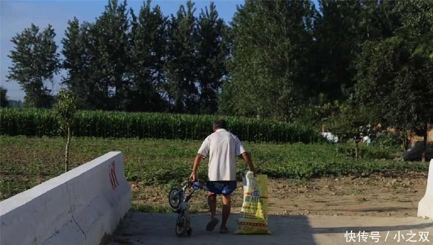 杂技|猴在我在“杂技之乡”的7旬训猴老汉与猴同吃住终生未娶
