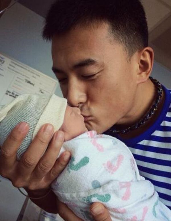 宠爱|“最深情奶爸”火了,满眼宠爱向宝宝索吻,却被女儿一脸嫌弃推开