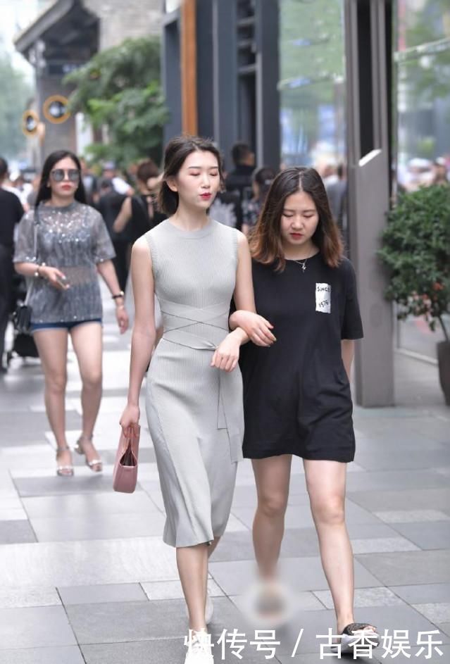 恰当|长裙飘飘,犹如一位仙女,的小姐姐,鞋子似乎选择不恰当啊