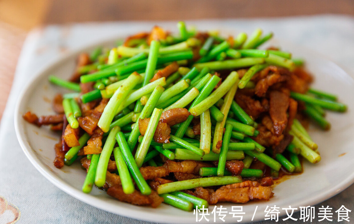 鸡蛋清|炒蒜苔总是不入味不要直接下锅炒，掌握1技巧，蒜苔脆嫩又入味