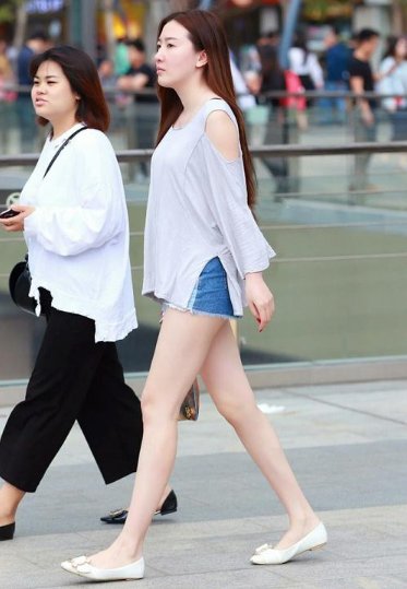 “下衣失踪”风靡时尚界,散发浓浓女人味,显高显瘦很时髦