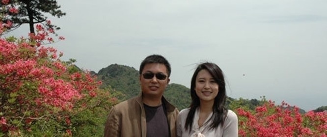 她是央视主持人,却嫁给了大自己20岁的老公,两人站一起就像父女