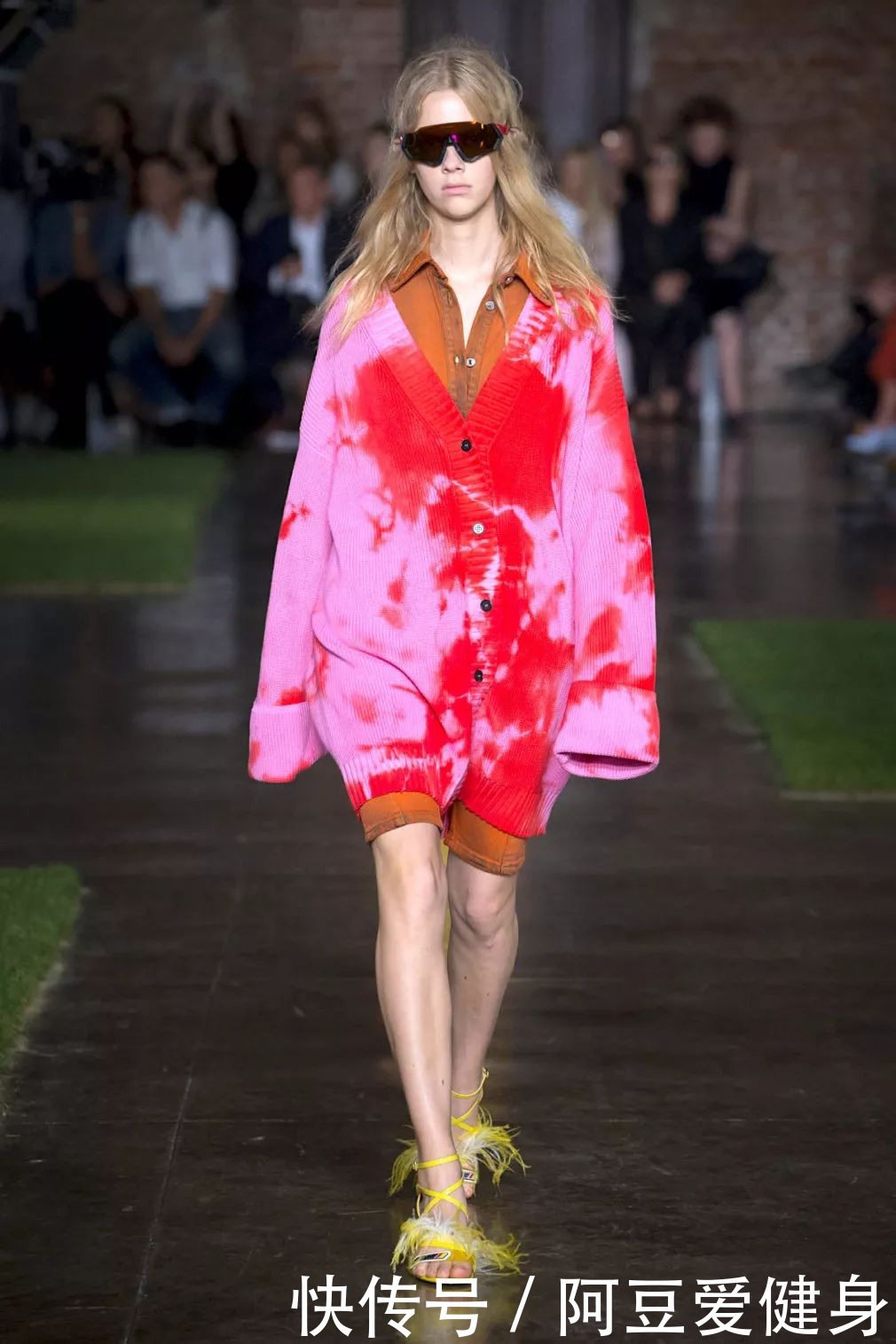 冷热变幻的早秋时节,让这些扎染单品给你带来惊喜,穿出高级感