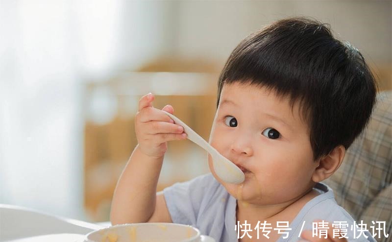 小宝宝|四个月喂辅食和6个月喂辅食的宝宝有什么区别,表现明显吗?