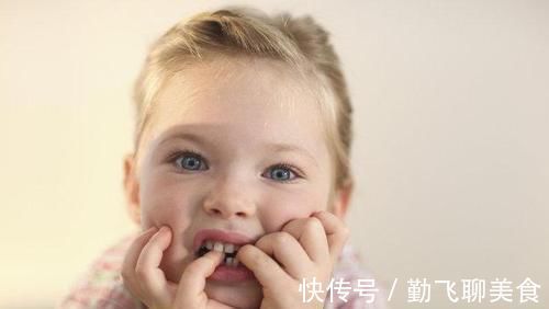 咬手指|孩子为什么喜欢咬手指?儿科医生表示:“长牙期”是祸首