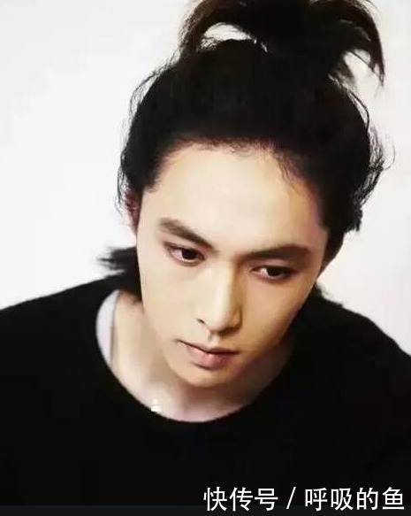 丸子头已经不实行了，今年流行苹果头，减龄显脸小