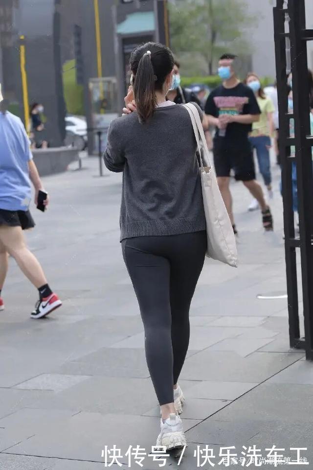 有了打底裤的“单飞”,才更时髦又修身,连中年女士都急眼了!