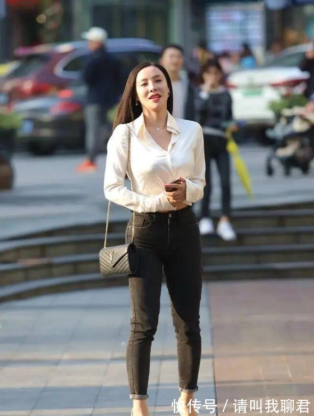 美女 太拼了！“胯大”身形有意牛仔裤，弄不好会适得其反，有准备吗