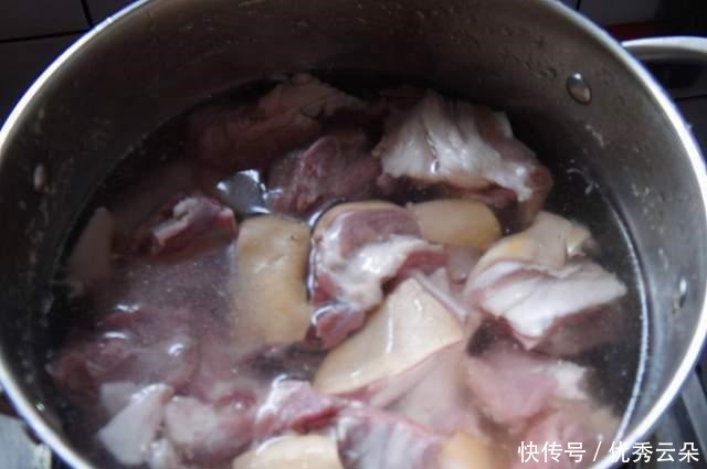 冬天|冬天要多吃羊肉,加1根萝卜做红焖羊肉,不腥不膻,好吃解馋