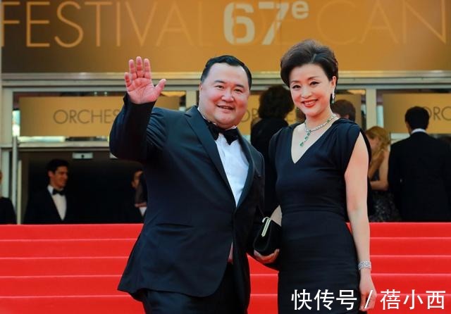 连衣裙|杨澜与富商老公走红毯，穿黑色连衣裙配短发，亲自演绎简约高级感