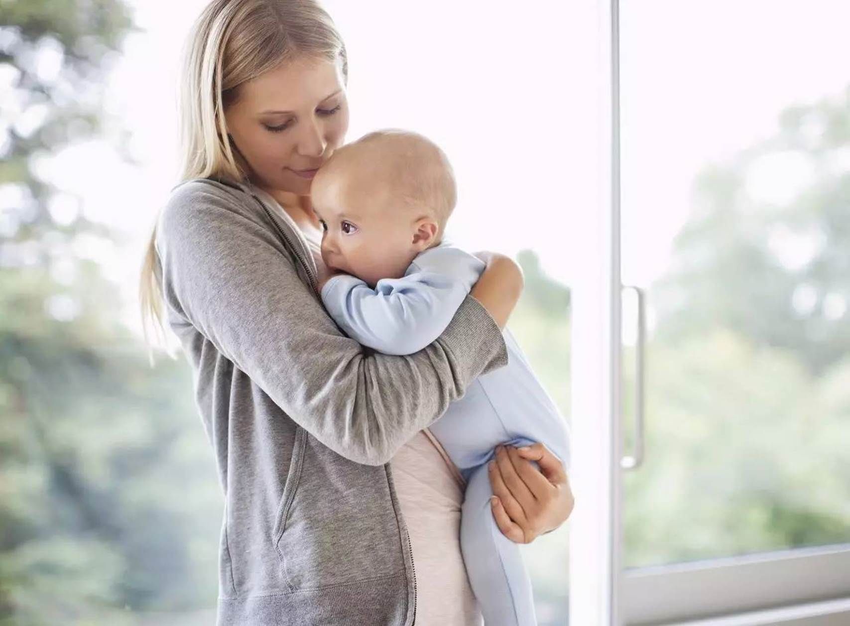 姿势|宝爸第一次抱娃,奇怪的姿势又增加了,奶奶:抱个炸弹也不过如此