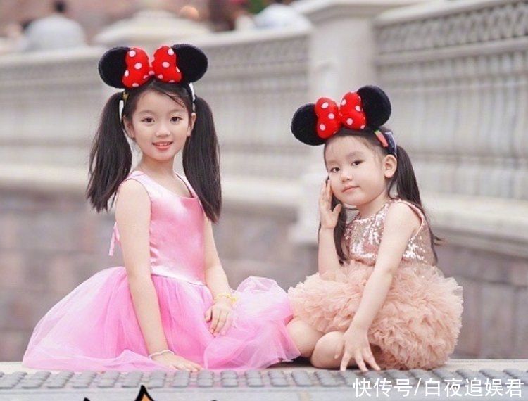 近照|9岁的阿拉蕾晒近照,与妹妹同框合影好可爱,姐妹俩像共用一张脸