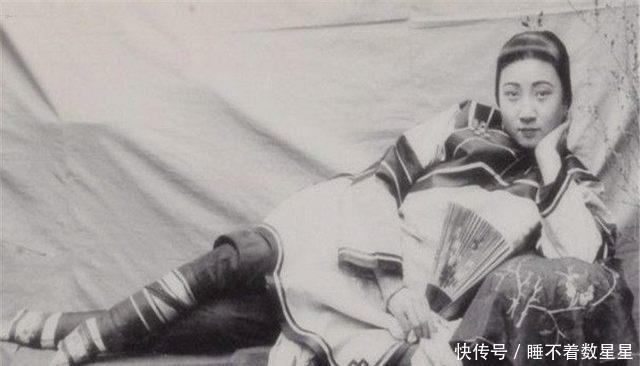 算命先生|晚清罕见老照片,一本正经的算命先生,三寸金莲的小脚女人!