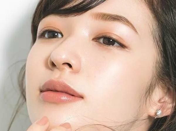 “贵妇粉底液”VS“平价粉底液”，贵真有贵的道理吗？