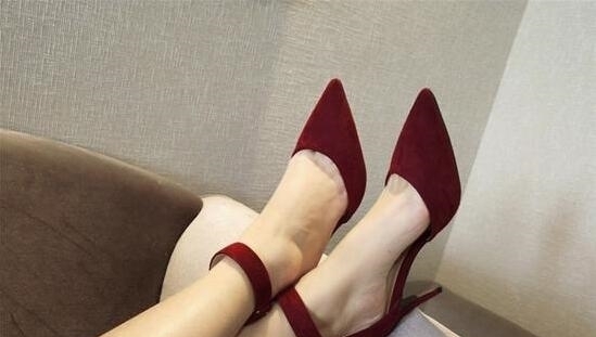 穿上一双完美的细跟鞋，打造女性的柔美气质！