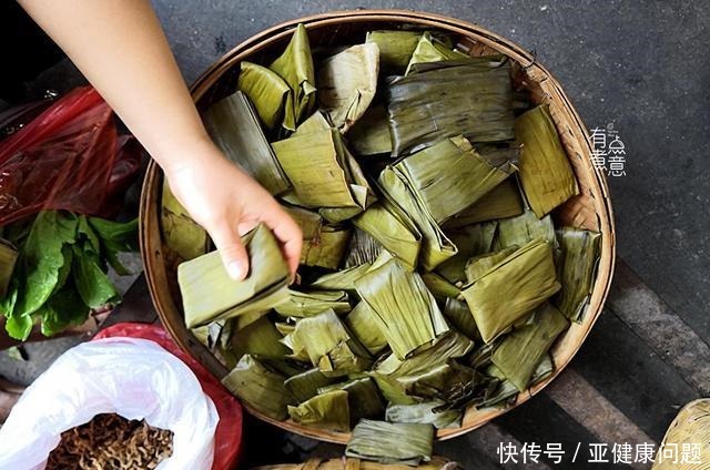 老奶奶街边卖特色小吃，2元一个，网友别说吃了，听都没听过！