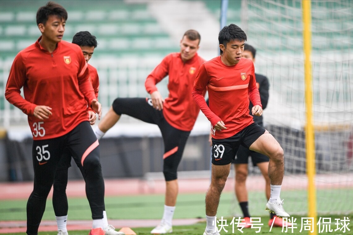 球员|中国足坛曝丑闻,中超劲旅12名主力罢训,另有2人直接离开赛区