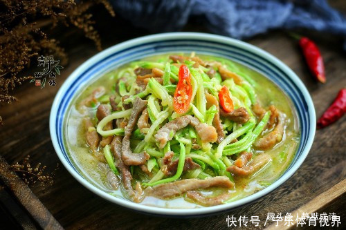  吃法|别只会做糊塌子了，西葫芦换个吃法，几分钟上桌，分分钟光盘