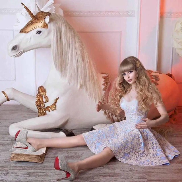 亲子关系|俄罗斯芭比娃娃被父母操控,人生33年,最大的心愿就是变成普通人