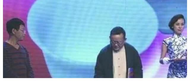 2012年，王刚“错砸”嘉宾明代瓷器，被告上法庭后，节目惨遭停播