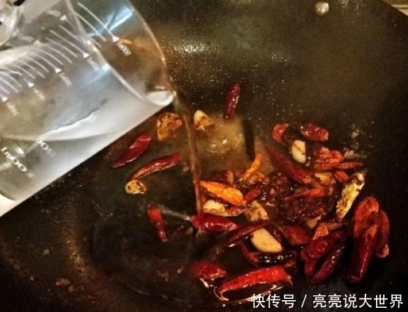 给鱼去腥,用料酒还是用醋都错了,只需一勺它,鲜嫩入味还不腥