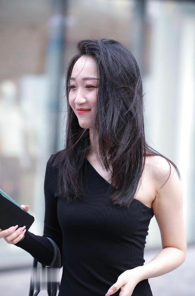 美女一身斜肩连衣裙，走在大街上更能展现出个性气质