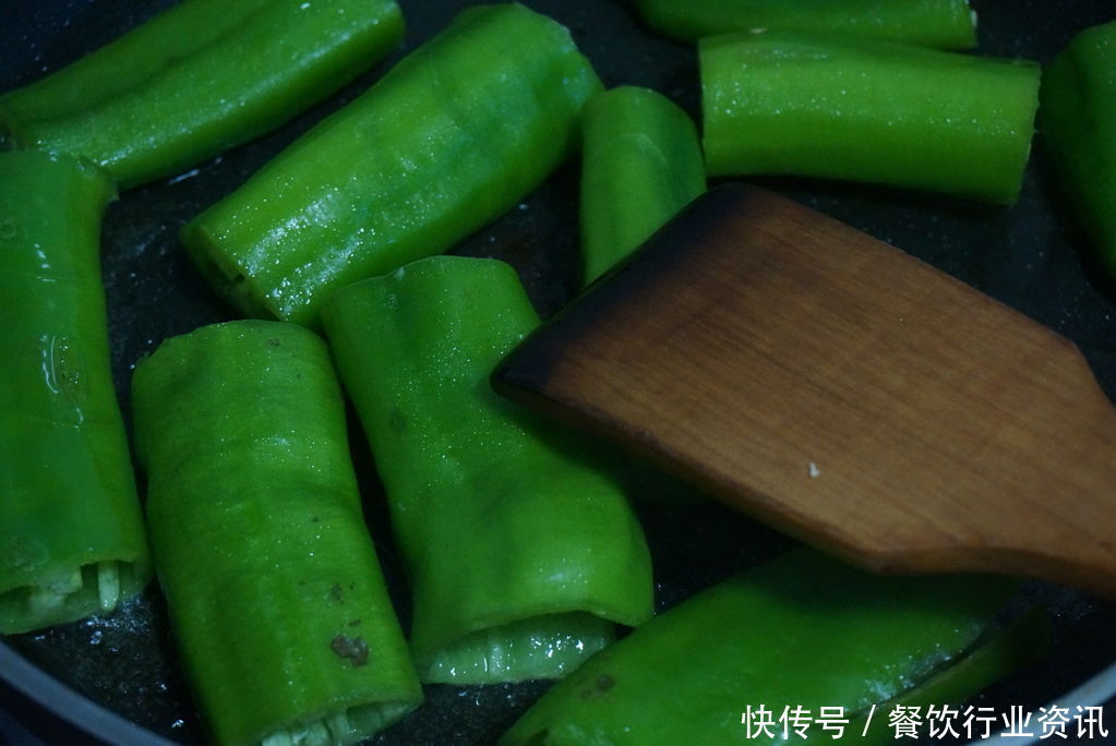 正宗|虎皮尖椒为什么做不好,第一步你就错了,我来教你正宗的做法!