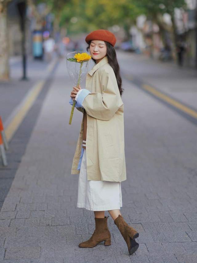 时尚博主 秋冬必备单品,少不了风衣的搭配,风衣+格子半身裙,时髦又洋气