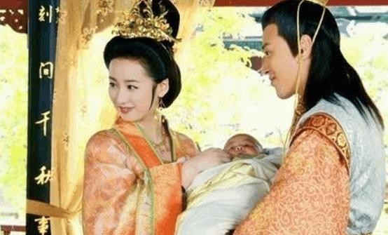  梳头|皇帝在梳头时感慨膝下无子，太监跪地相告：皇子在冷宫，已经6岁了