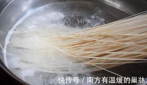 煮面条时，开水下锅还是热水？掌握3个小技巧，面条爽滑又筋道！